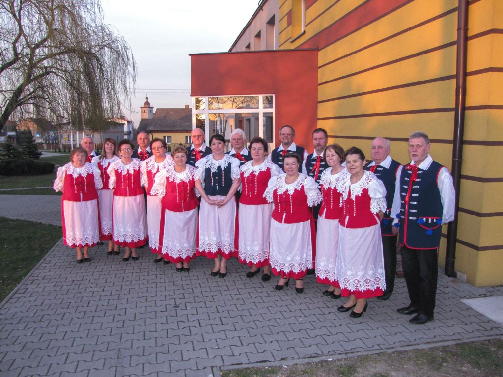 Chór Canzona przed domem Kultury w Kochanowicach